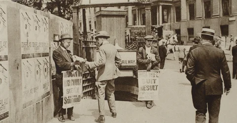 Zeitungsverkäufer auf dem Trafalgar Square, aus Wonderful London, veröffentlicht 1926-27